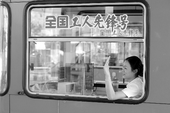 沪宁高速南京收费站收费员徐燕在工作