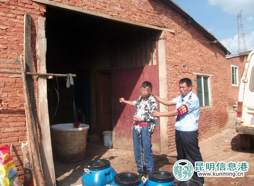 男子更名换姓养猪场打工七年 盗窃老板卖猪款被抓