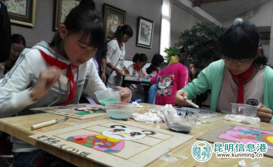 远望文教发展中心携留守儿童参观云南民族画院