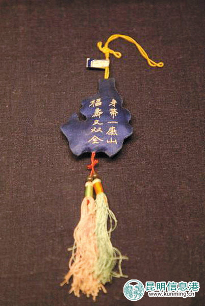 中国民间佩饰(刺绣类)精品文物展在昆明市博物馆举行 中国民间佩饰(刺绣类)精品文物展在昆明市博物馆举行