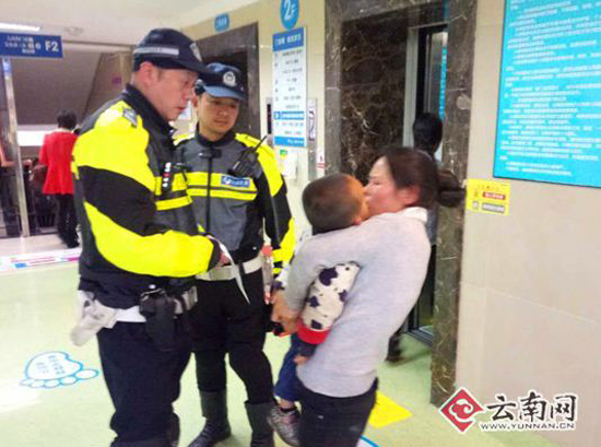 2岁幼童玩耍摔伤昏迷“春城骑警”争分夺秒护送就医 2岁幼童玩耍摔伤昏迷“春城骑警”争分夺秒护送就医