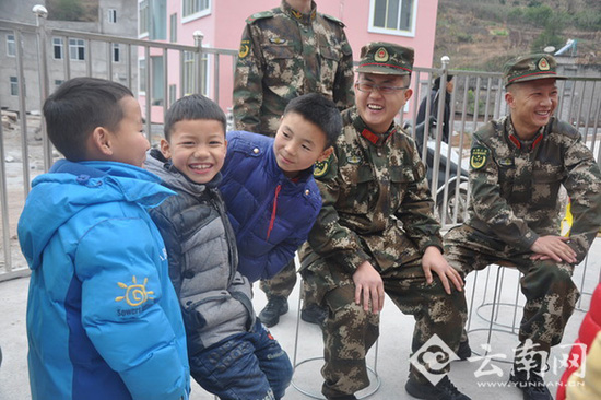 云南永善消防官兵助52名福利院儿童圆梦新年愿望