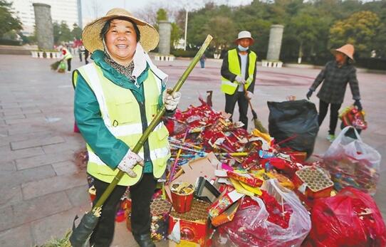 昆明城市保洁员：今年烟花爆竹垃圾少多了