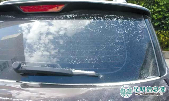 开车放鞭炮“轰炸”他人车辆 曲靖两男子被拘留10日