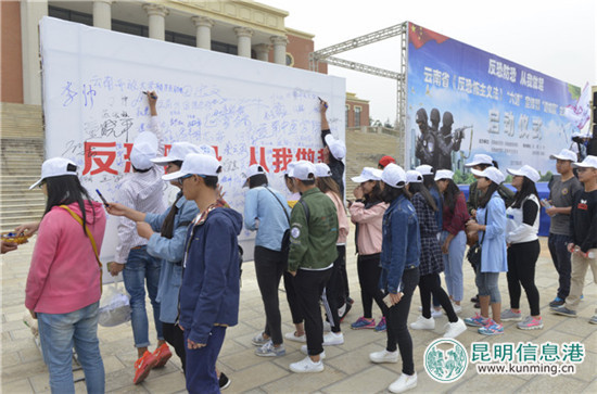 云南全省《反恐怖主义法》进校园 学生现场试穿防爆服 云南全省《反恐怖主义法》进校园 学生现场试穿防爆服