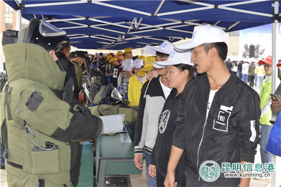 云南全省《反恐怖主义法》进校园 学生现场试穿防爆服 云南全省《反恐怖主义法》进校园 学生现场试穿防爆服