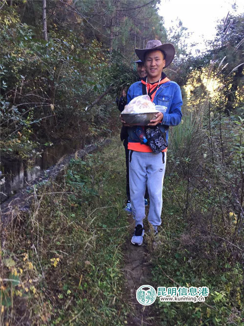 云南丽江老君山，海拔3000米的密林小路，邹纳耀和他的小伙伴们正捧蜜而出。