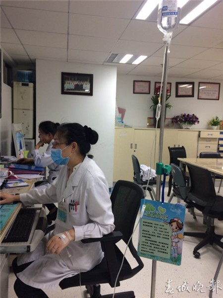 女医生带病输液上班 市民感动拍照点赞 女医生带病输液上班 市民感动拍照点赞