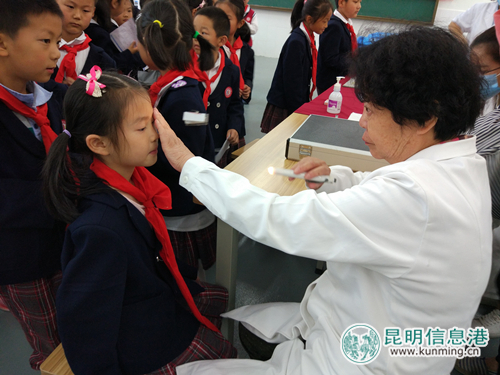 普瑞眼科“爱眼日”走进中华小学 为500余名学生免费义诊