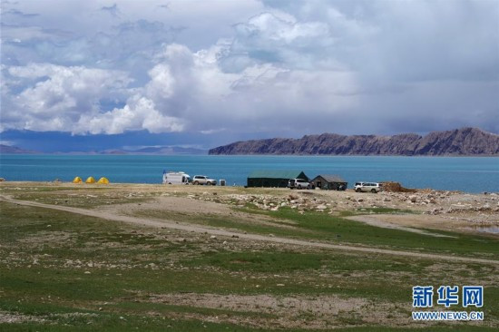 位于西藏色林错湖畔的第二次青藏高原综合科考江湖源生物与生态变化考察队大营