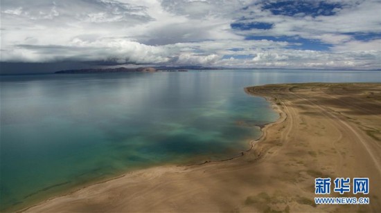 这是空中俯瞰西藏色林错