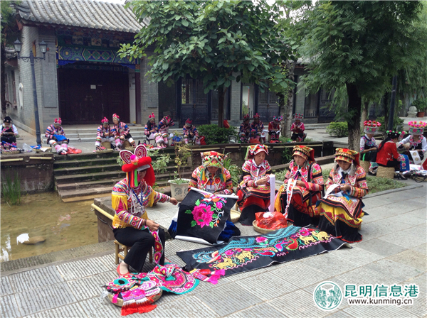 楚雄火把节系列活动“指尖上的记忆”彝绣动态展举行