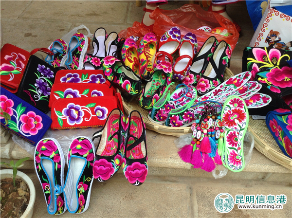 楚雄火把节系列活动“指尖上的记忆”彝绣动态展举行