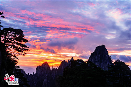 安徽黄山高温催生火烧云 大半个天空被染红