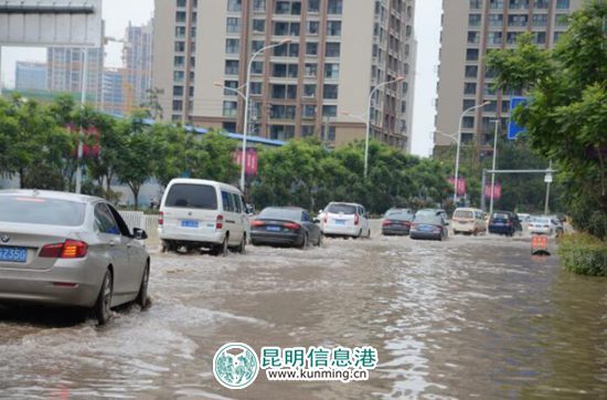 昆明暴雨救援侧记：我愿做积水中的安全“浮标”