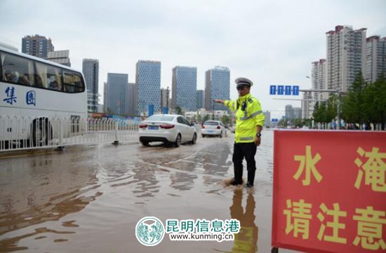 昆明暴雨救援侧记：我愿做积水中的安全“浮标”