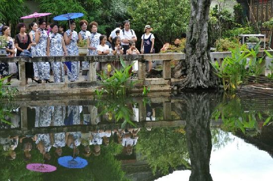 建水朱家花园举办百人旗袍秀