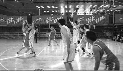 篮球爱好者在北京科技大学体育馆打篮球。鞠洋摄/光明图片 篮球爱好者在北京科技大学体育馆打篮球。鞠洋摄/光明图片