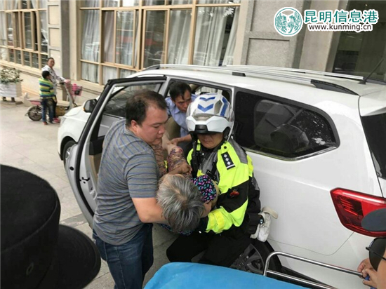 老人昏迷急送医院遇暴雨堵车 春城骑警为生命护航 老人昏迷急送医院遇暴雨堵车 春城骑警为生命护航