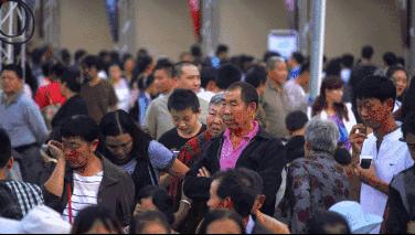 东川美食街搞大事 冒出个4米高惊天大洋芋 东川美食街搞大事 冒出个4米高惊天大洋芋