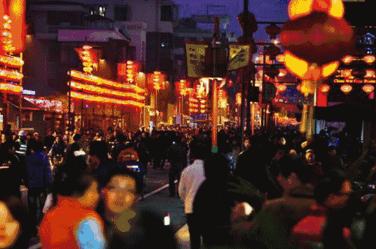 东川美食街搞大事 冒出个4米高惊天大洋芋 东川美食街搞大事 冒出个4米高惊天大洋芋