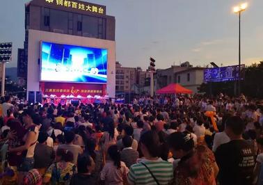 东川美食街搞大事 冒出个4米高惊天大洋芋 东川美食街搞大事 冒出个4米高惊天大洋芋