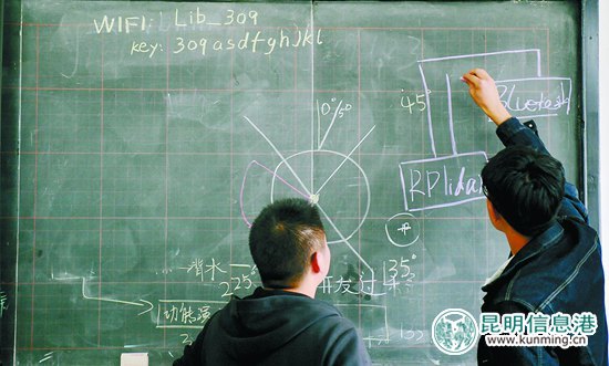 昆工两个95后研制出智能头盔 可帮助视障人读报 昆工两个95后研制出智能头盔 可帮助视障人读报