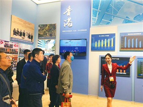 图为导览员在向观众介绍展区内容