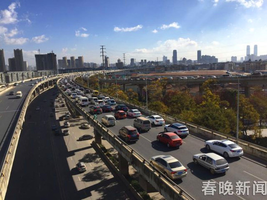 南二环高峰时1小时车流量上万,平峰时也有6000多辆次。 南二环高峰时1小时车流量上万,平峰时也有6000多辆次。