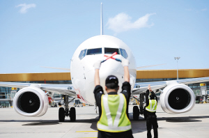 长水机场去年旅客吞吐量超4000万人次。 长水机场去年旅客吞吐量超4000万人次。