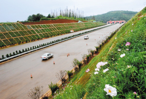 小龙高速按期通车。 小龙高速按期通车。