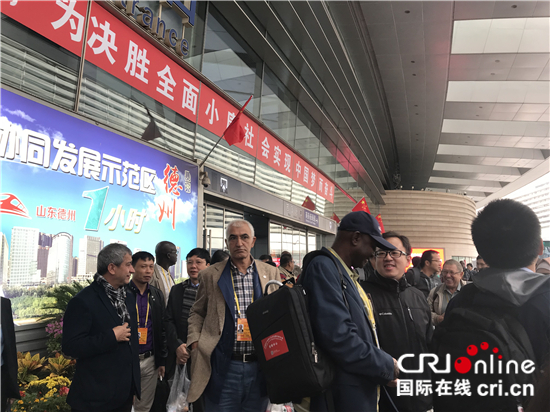 外国记者感受“中国速度” 点赞中国发展