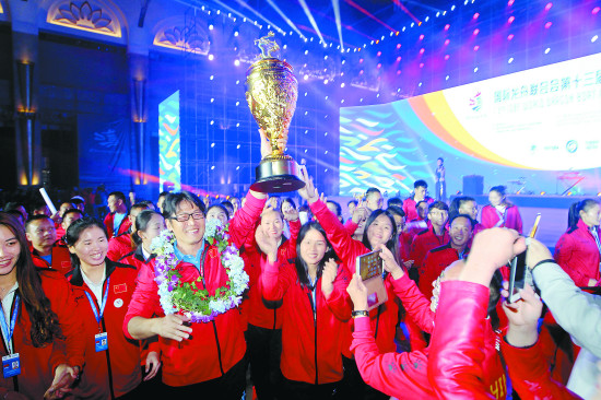 龙舟赛中国队夺19金 滇池赛场获盛赞