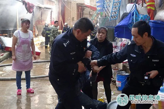 民警火灾现场遇袭 合力控制行为失常人员