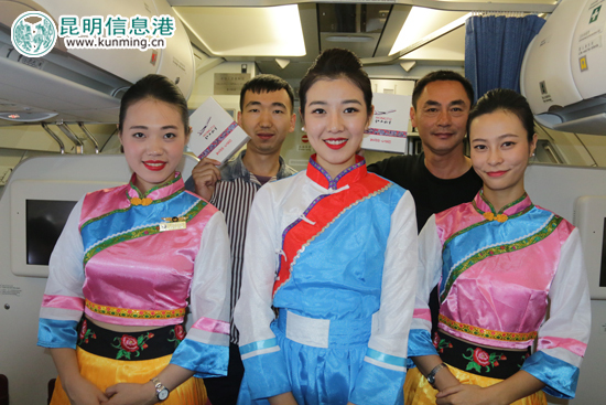 昆明-南通首航航班,乘务员身穿纳西族服饰与有奖问答获奖旅客合影 昆明-南通首航航班,乘务员身穿纳西族服饰与有奖问答获奖旅客合影