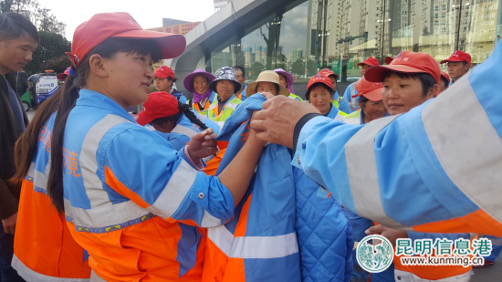 盘龙区京环盘宸公司为1200余名环卫工人发放“冬装”棉服