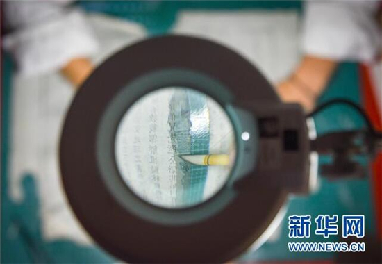 文物修复师：穿越千百年解开“历史密码”