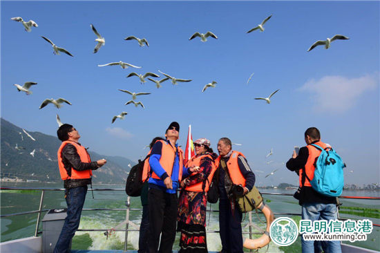 “最美开湖季粉丝团”泛舟滇池 摄影发烧友感受开湖盛景