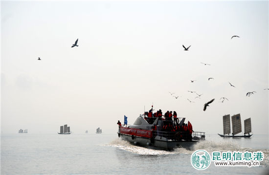 “最美开湖季粉丝团”泛舟滇池 摄影发烧友感受开湖盛景