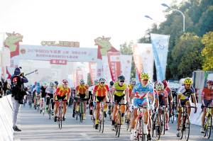 昆明环滇池高原自行车邀请赛举行 1100名骑行爱好者环滇竞技