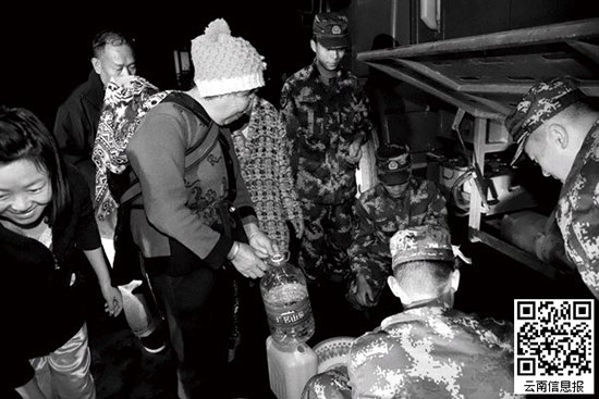 武警云南总队一支队 大型水罐车开进小区送水 武警云南总队一支队 大型水罐车开进小区送水