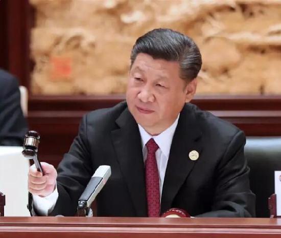 2017年5月15日，“一带一路”国际合作高峰论坛圆桌峰会在北京雁栖湖国际会议中心举行，国家主席习近平主持会议并致开幕辞。