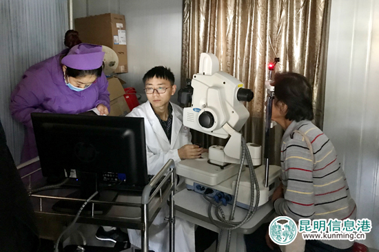 医生为患者提供免费检查。