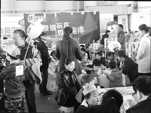 羊驼鸵鸟小熊猫亮相童博会受小朋友喜爱 羊驼鸵鸟小熊猫亮相童博会受小朋友喜爱