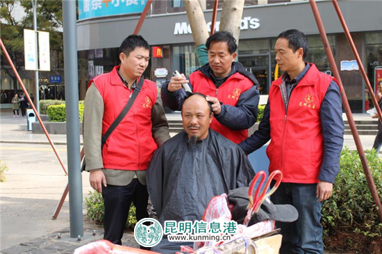 12·5国际志愿者日 昆明之美志愿者为流浪者理发 12·5国际志愿者日 昆明之美志愿者为流浪者理发
