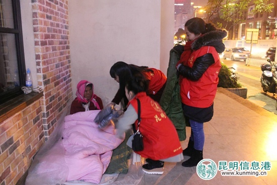 昆明之美志愿者寒夜为流浪者发棉衣送“温暖” 昆明之美志愿者寒夜为流浪者发棉衣送“温暖”