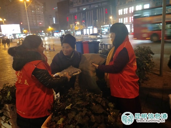 昆明之美志愿者寒夜为流浪者发棉衣送“温暖” 昆明之美志愿者寒夜为流浪者发棉衣送“温暖”