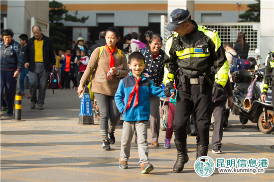 春城骑警 昆明一张亮丽的名片 春城骑警 昆明一张亮丽的名片