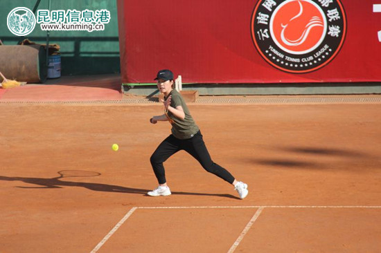 选手们认真参加比赛。 选手们认真参加比赛。