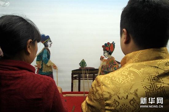 云南腾冲：古老皮影在逆境中复兴